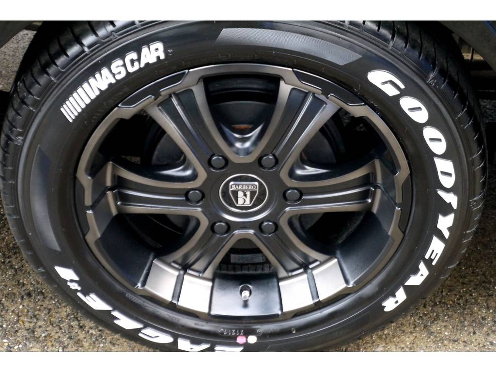 足元にはフレックスオリジナルカラーのワイルドディープス１７インチアルミにナスカータイヤをインストール！！
