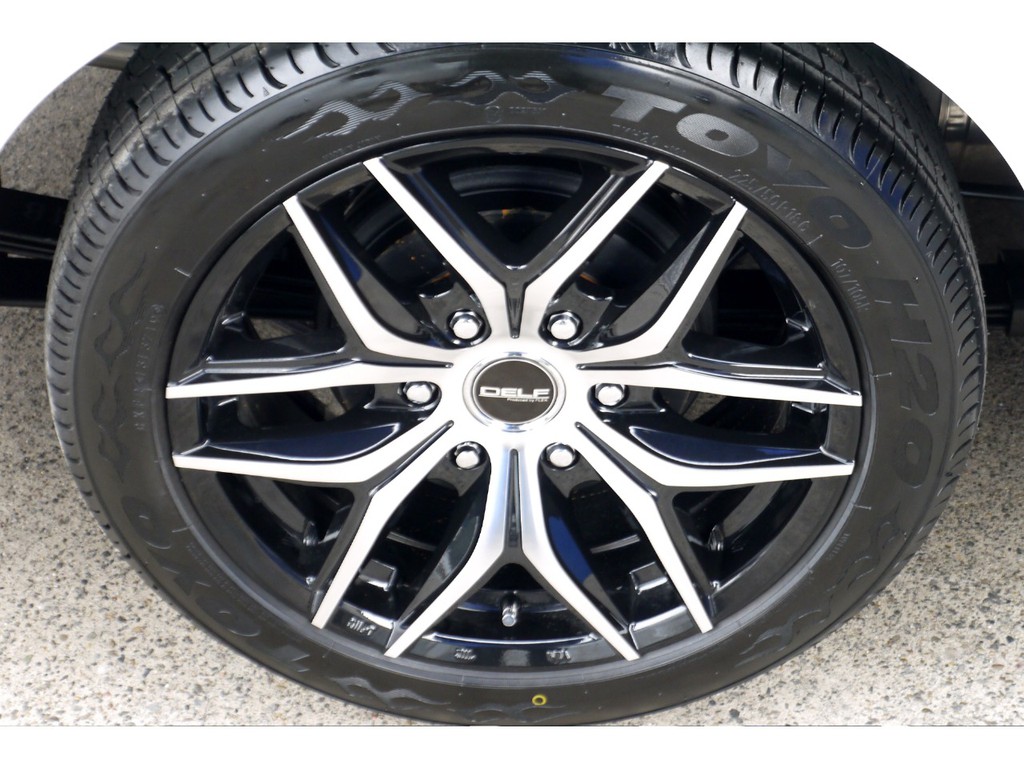 足元にはフレックスオリジナル Ｄｅｌｆ０１ １８インチアルミにＴＯＹＯ Ｈ２０タイヤをインストール！！