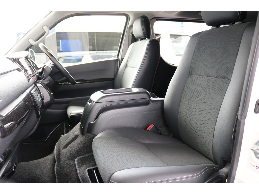 特別仕様車ダークプライムといえばこのハーフレザー調シート！座り心地最高のシートを是非体感してください！
