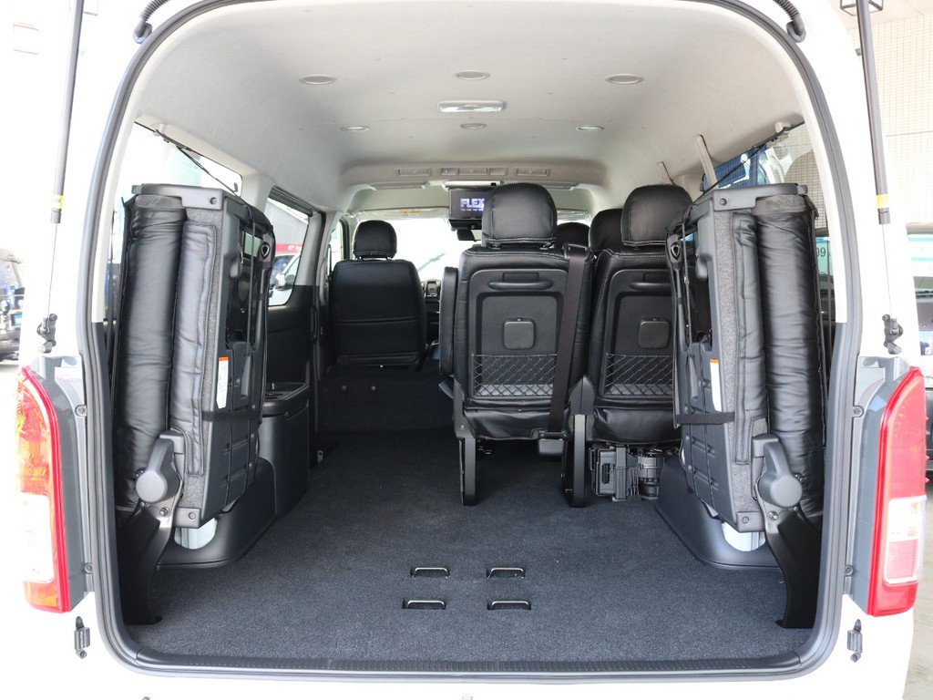 4列目シート跳ね上げ可能☆ラゲッジスペース確保☆