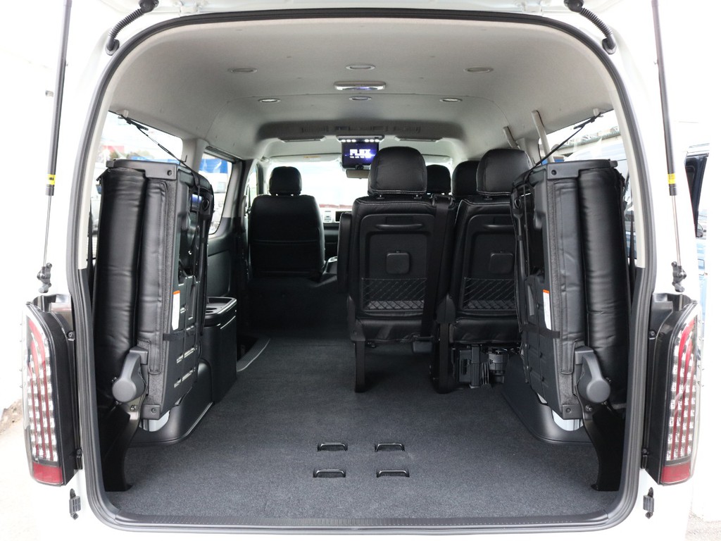 4列目シート跳ね上げ可能☆ラゲッジスペース確保☆