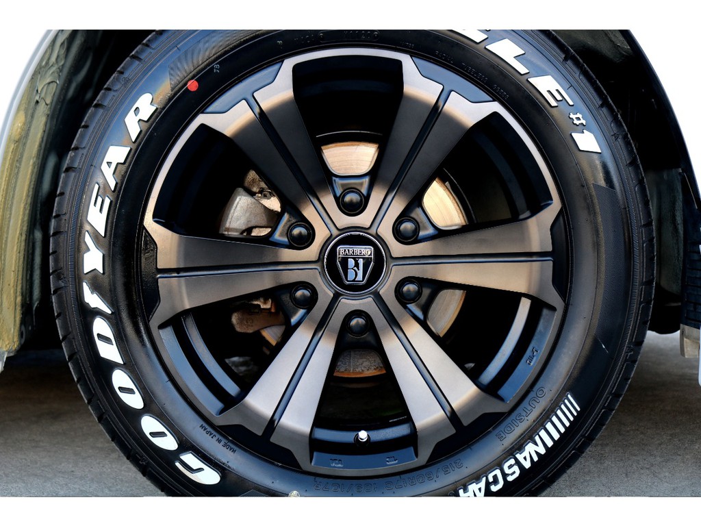 足元にはＦＬＥＸオリジナルカラー バルベロＵＧ １７インチアルミにナスカー ホワイトレタータイヤをチョイス！！