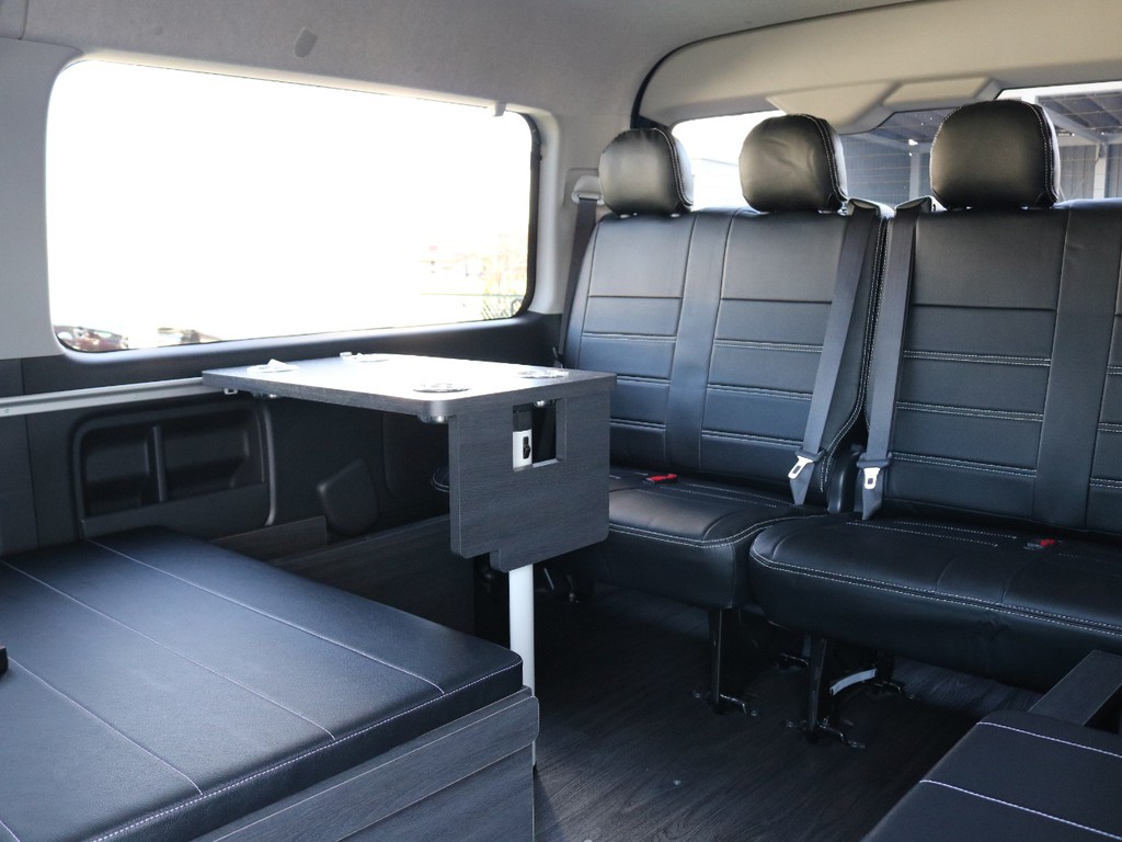 サイドテーブル標準装備☆