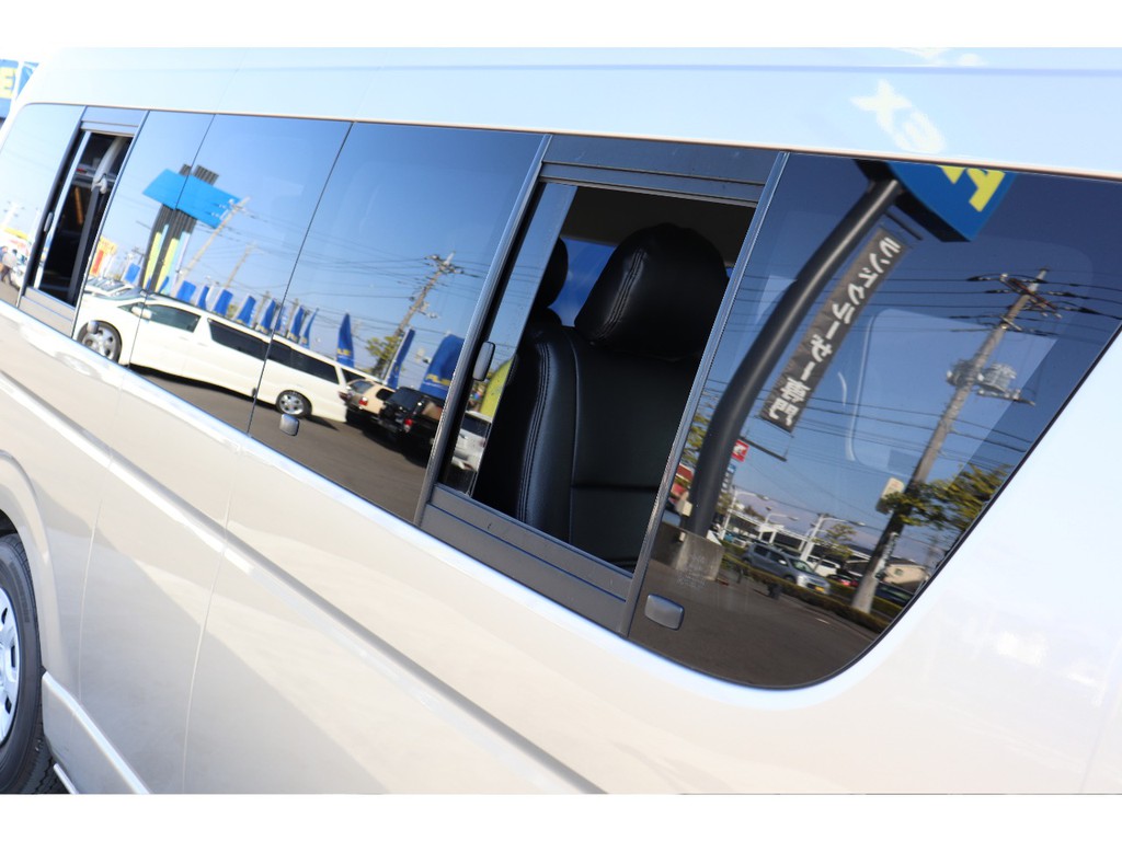 リアガラスは小窓付き！