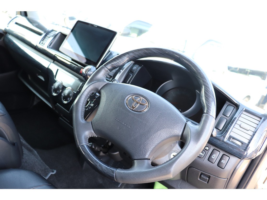 ステアリングは握りやすいガングリップ！黒木目インテリアキットで高級感溢れる内装！