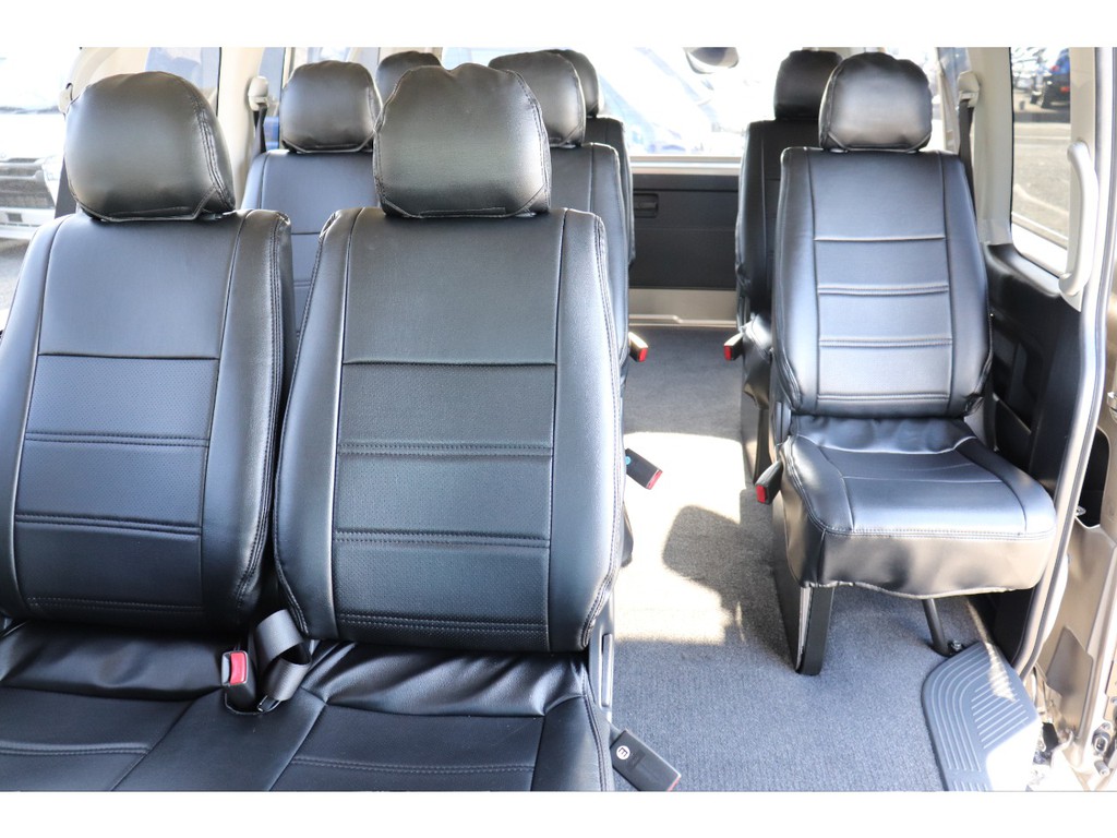 中央は通路になっており荷室へのアクセスも楽々♪