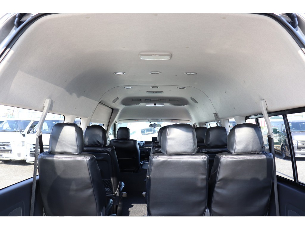 天井が高く開放感ある車内！