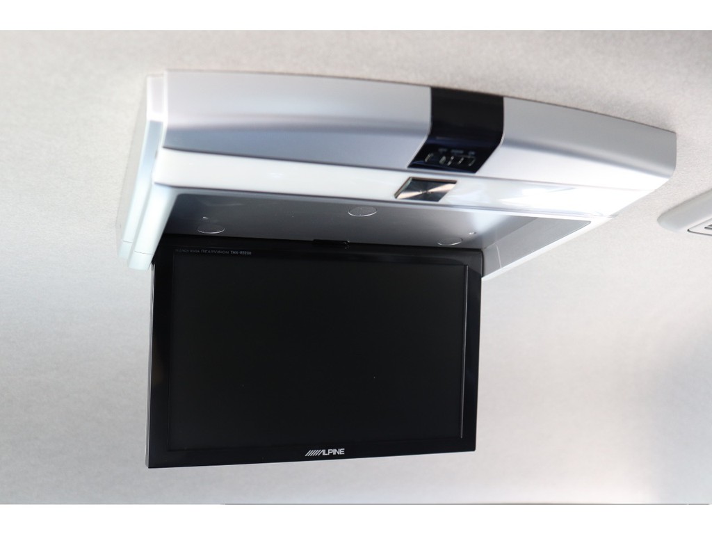 フリップダウンモニター搭載！後席の方も楽しめます♪