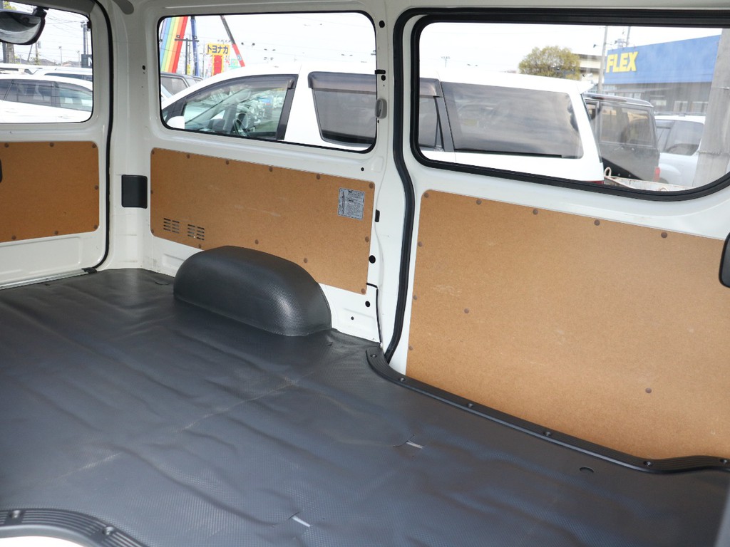 後部座席がないので荷室をフルに使えます！もちろんベッドキットなどの取り付けオーダーも可能！！