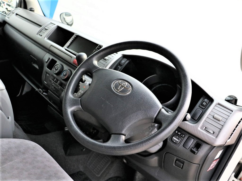 ステアリングの変更、インテリアパネルの追加オーダーも可能！！車内の雰囲気が一気に変わりますよ！