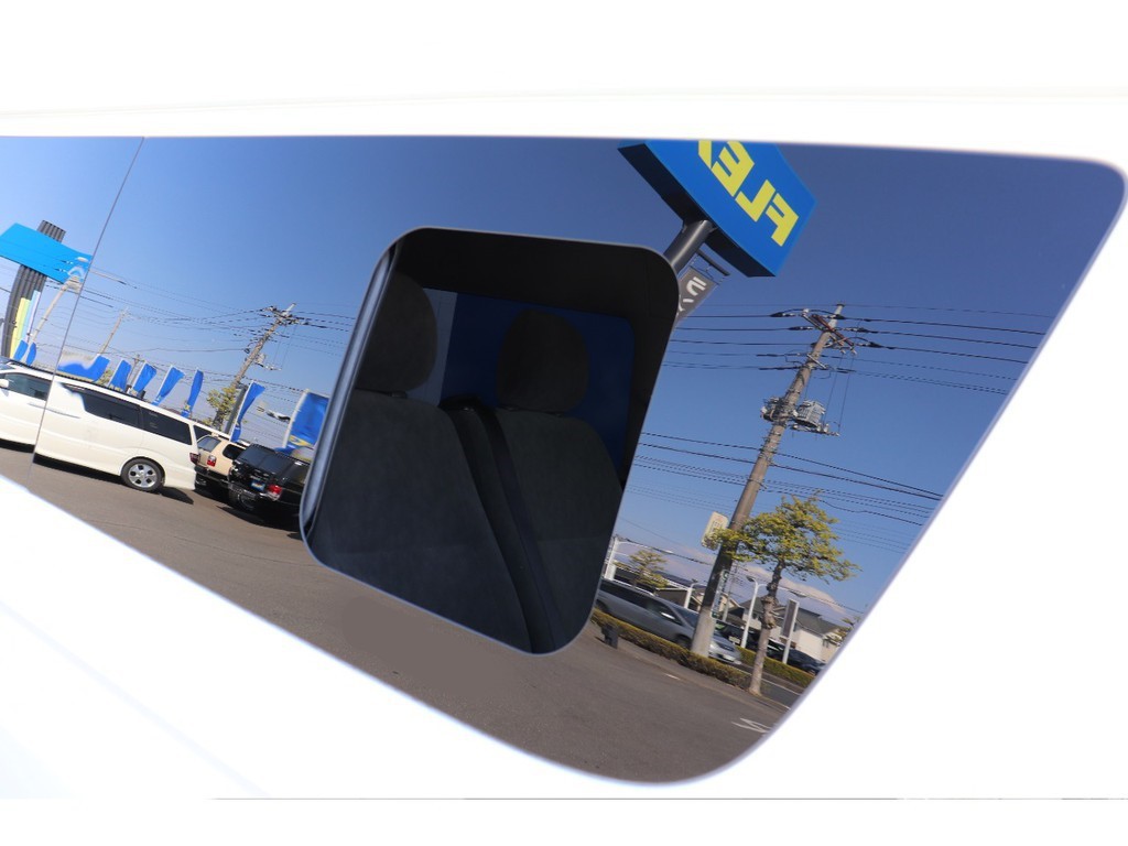 リアガラスは小窓付き！