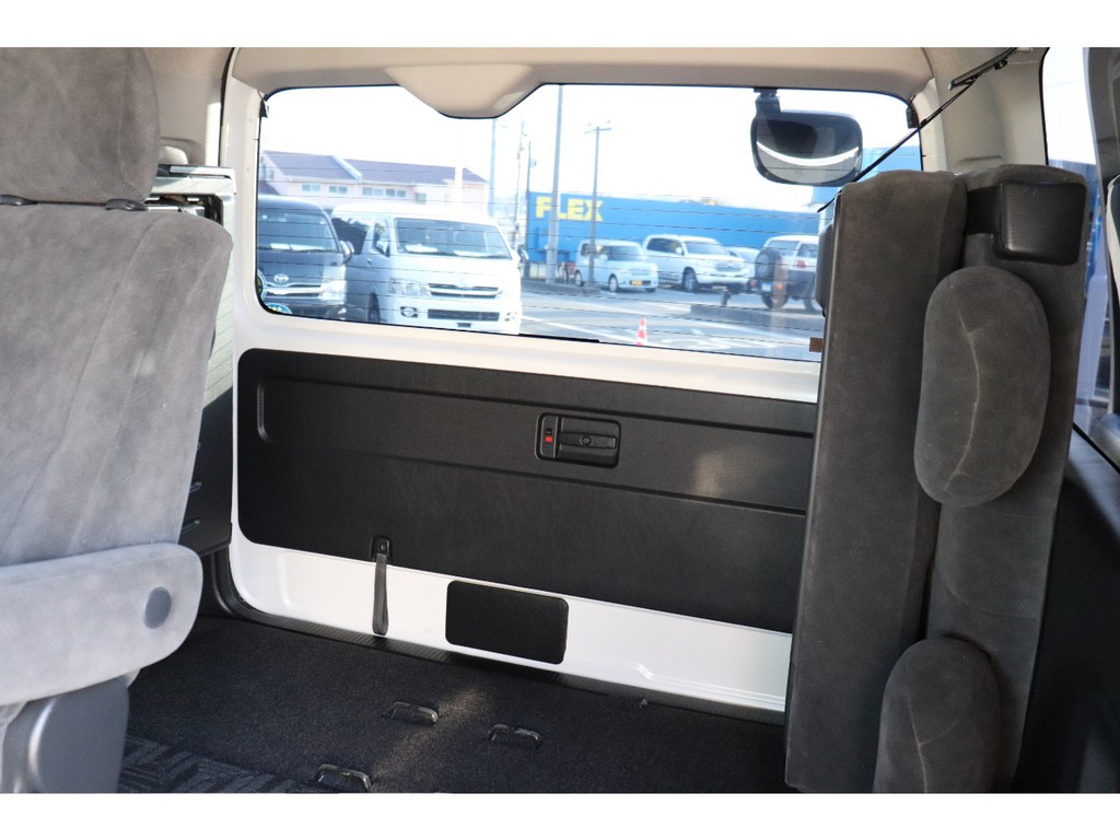 最後席は跳ね上げ可能！