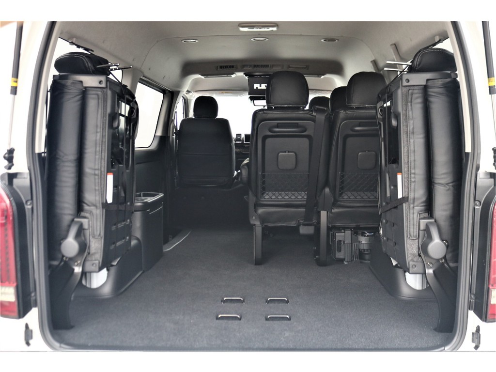 ４列目は跳ね上げ可能！ラゲッジスペースは広々