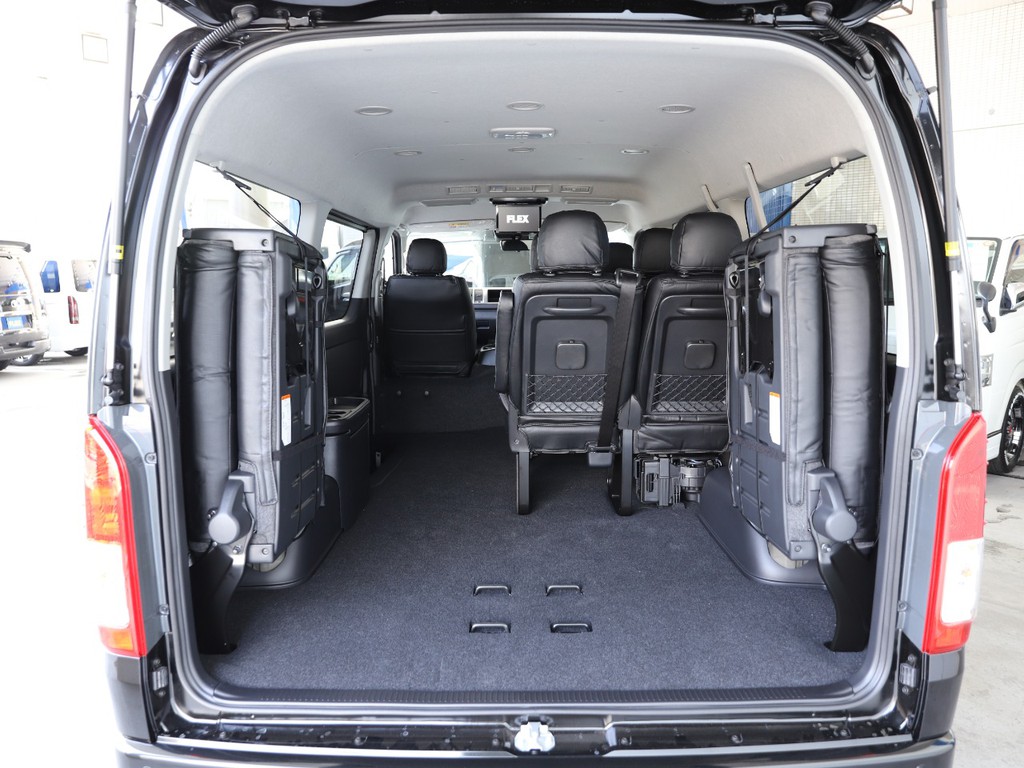 4列目跳ね上げで広々とした荷室☆