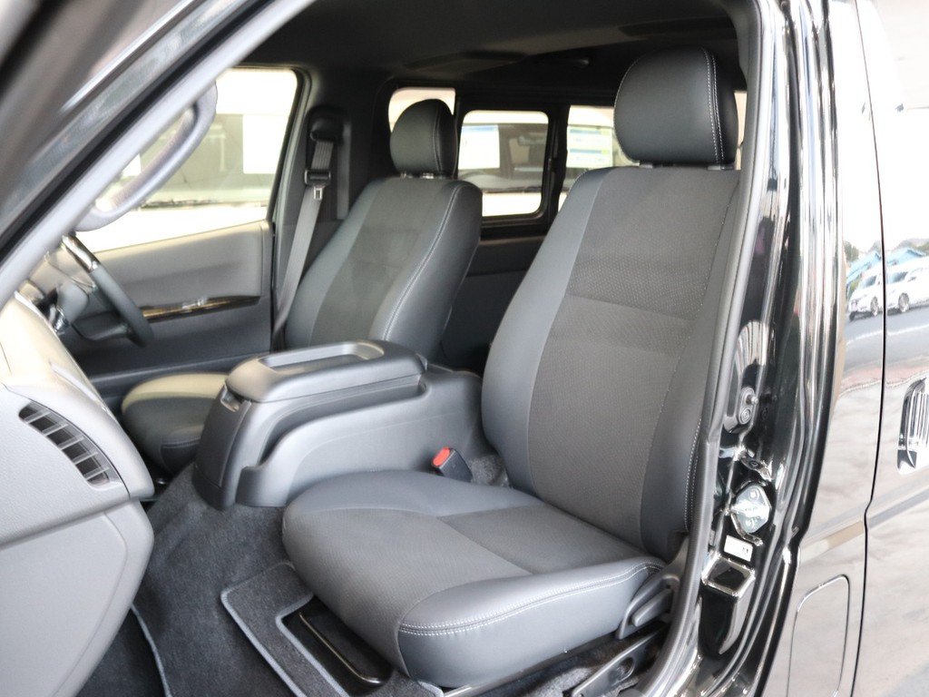 特別仕様車限定のハーフレザーシートです！！