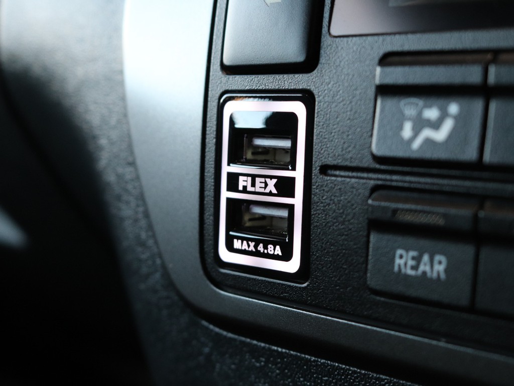 FLEXオリジナルの急速USB充電器が完備されております！