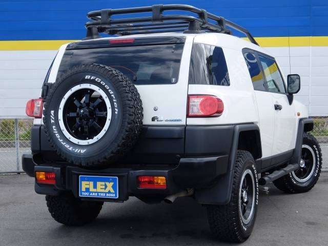 背面スペアタイヤ、ルーフキャリア付き車両で見た目も使い勝手もいい車でございます！