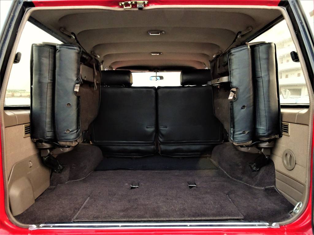 広々とした荷室には沢山の荷物を積む事が出来ます。
