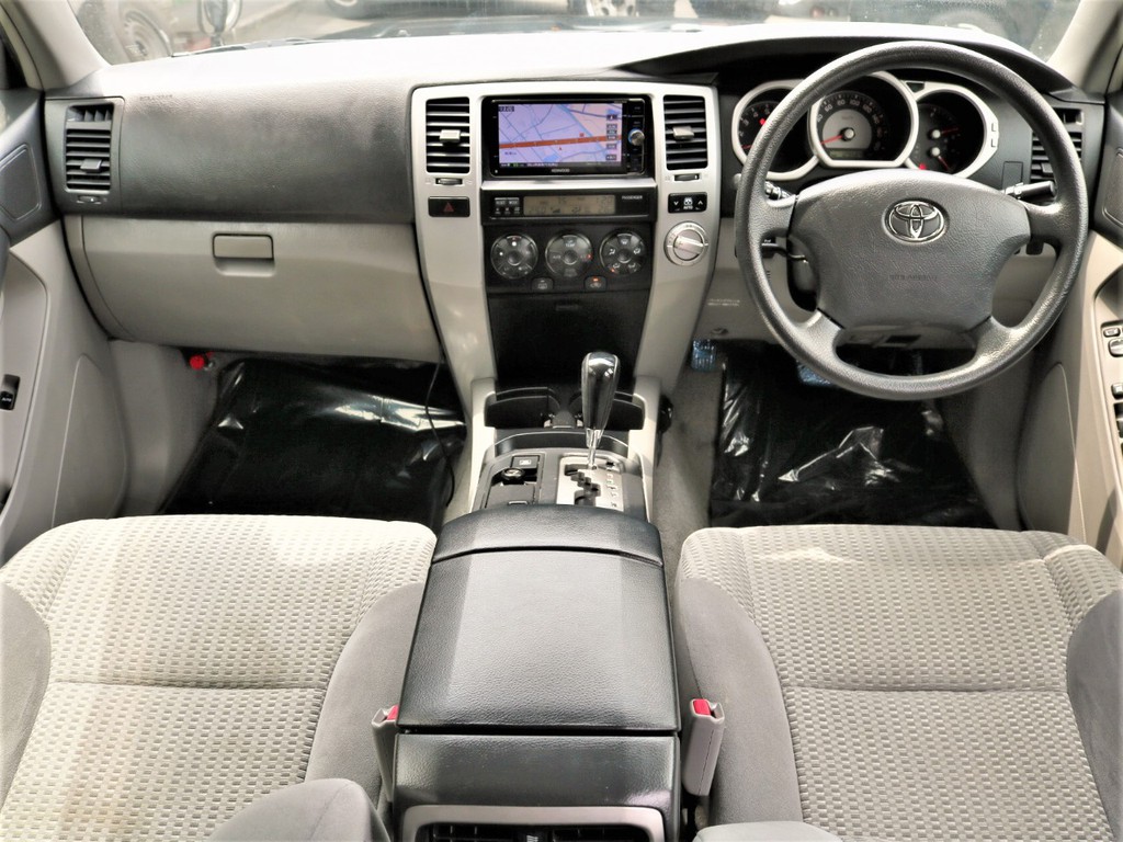 ２１５サーフ特有のダッシュボードの割れは軽微ですが見られます。その他の点は良好な状態です！