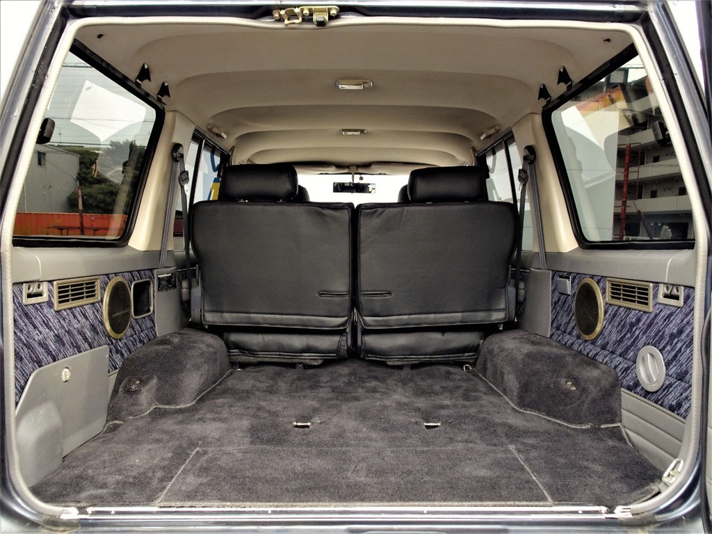 広々とした荷室には沢山の荷物を積む事が可能です。セカンドシートを折りたためば更に広くお使い出来ます。