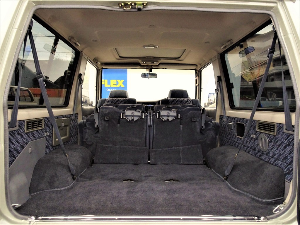 セカンドシートを折りたためば荷室も広々しておりますので沢山の荷物を積む事が可能です！！