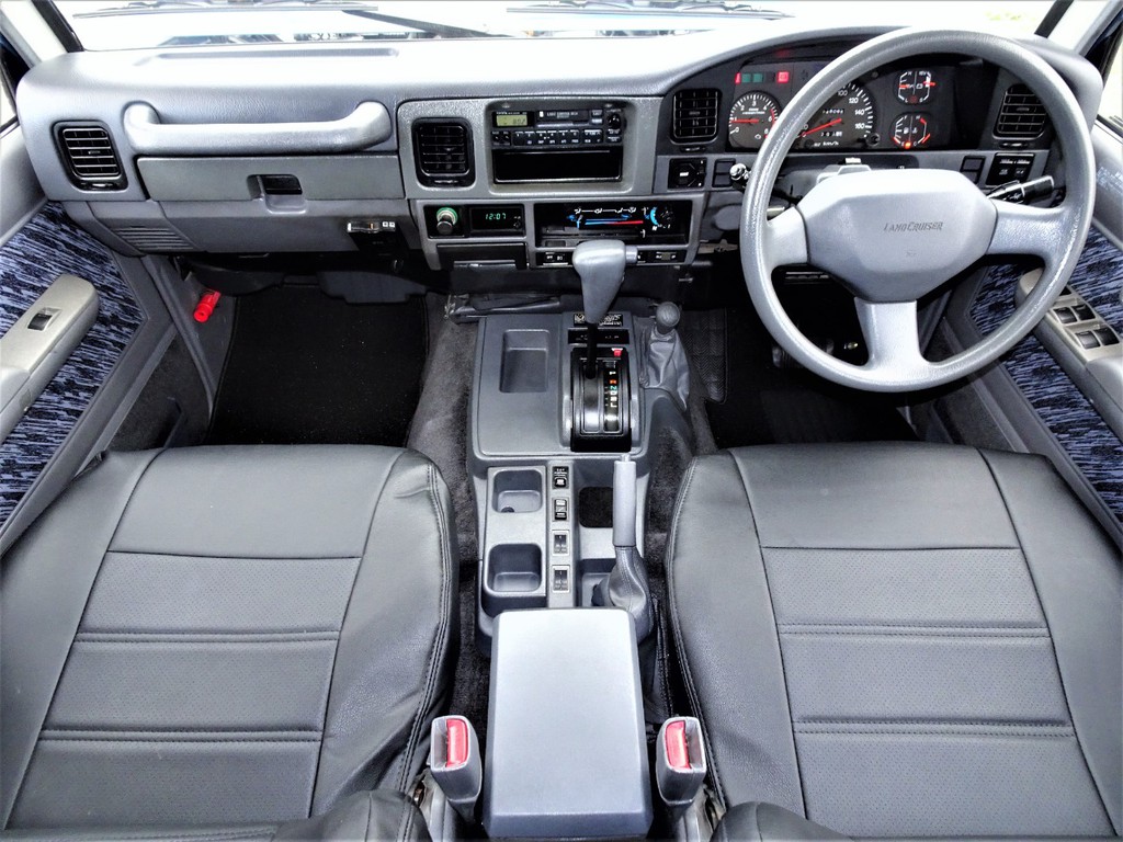 内装はシックなグレーのインテリア♪♪カスタムも忘れていません。