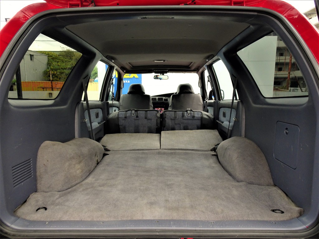 セカンドシートを折りたためば更に荷室は広くなります。