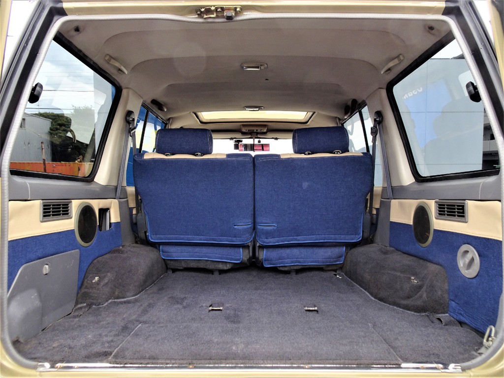 広々とした荷室には沢山の荷物を積む事が可能です。