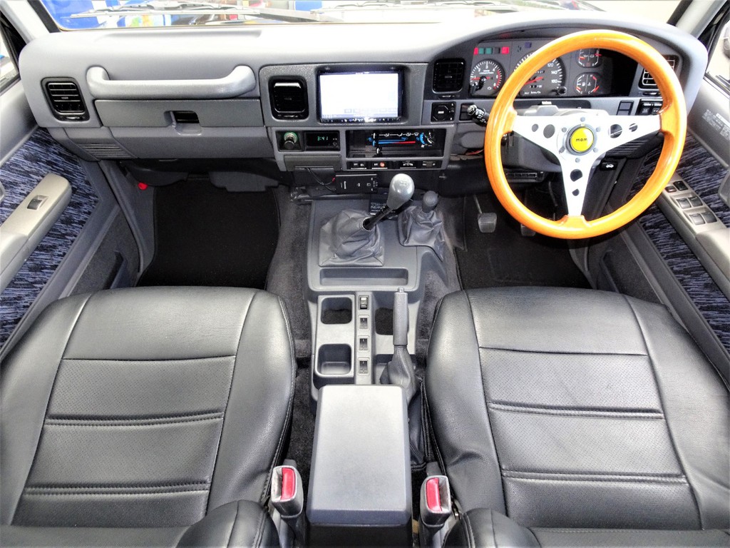 内装はシックなグレーのインテリア♪♪カスタムも施工済み！！