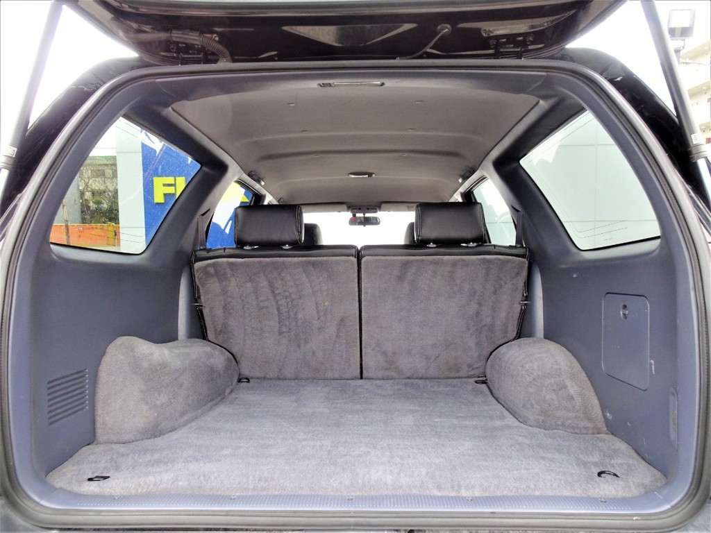 広々とした荷室には沢山の荷物を積む事が出来ます。