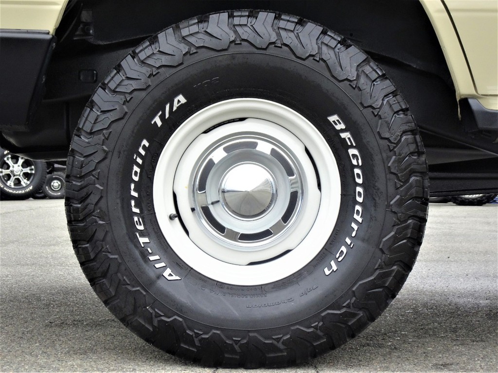 輸出用スチールホイール ホワイトペイント、BFグッドリッチAT KO2！！タイヤもバリ山です！！