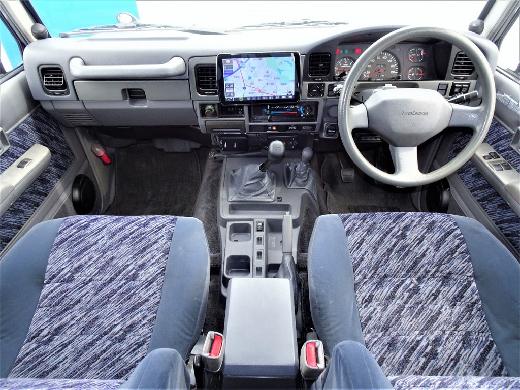 内装はシックなグレーのインテリア♪♪カスタムも忘れていません。