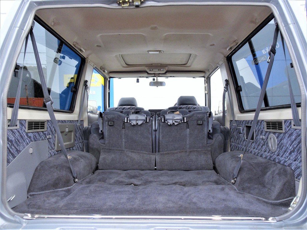 セカンドシートを折りたためば荷室はこんなに広くなります。