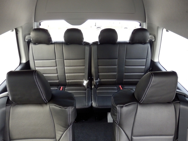 4列目は跳ね上げが可能。6名分のお荷物スペースとしてもご利用頂けます。ゴルフバッグも縦置き６セット積載可能！