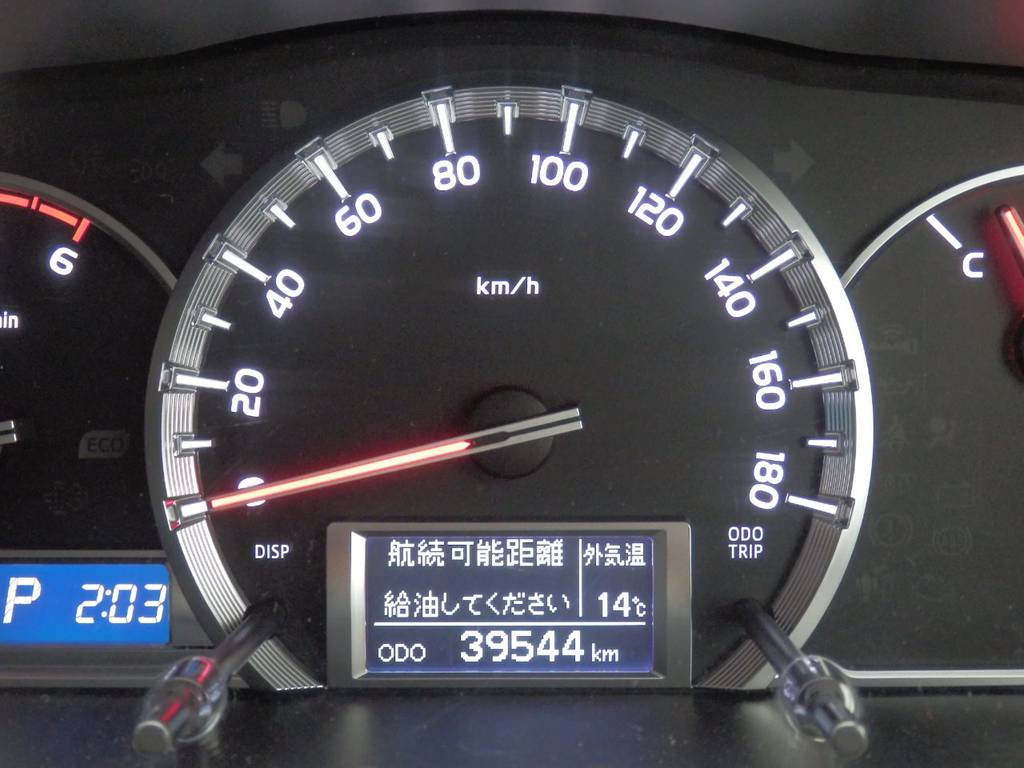 本革調のシートカバーを全席装備