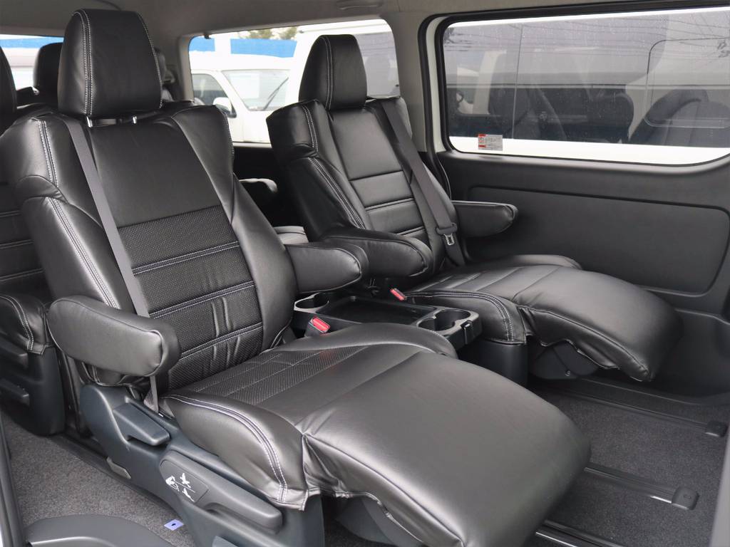 両側スライドドアになります。２００系ハイエースワゴンで唯一の純正５ドア車両です！