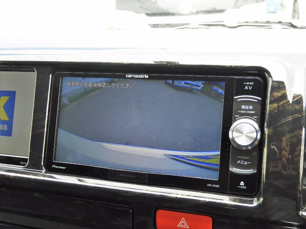 もちろんバックカメラも完備！アルファードとほぼ同寸のボディサイズですが、駐車もご安心ください！