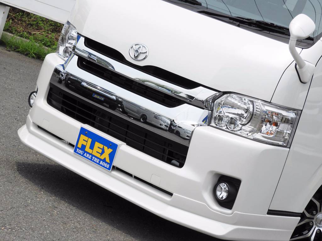 立体的なデザインのＦＬＥＸオリジナル”Delfino Line”リップスポイラーも特別架装車のラグジュアリーさを際立たせます！