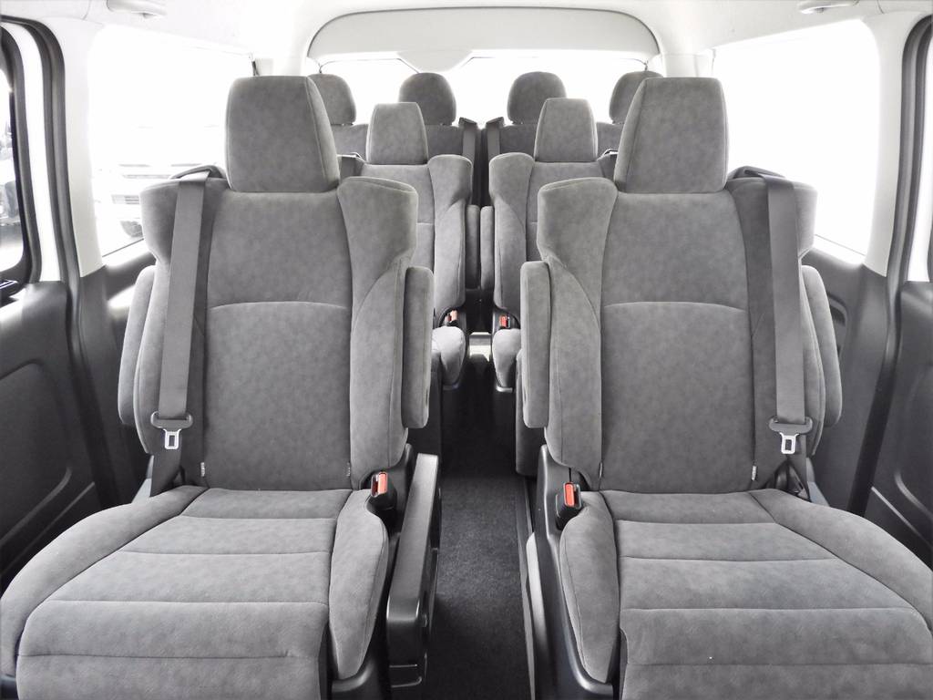 広い室内空間と屋根の高さで、ものすごく大きな車に見えますが・・・実は全幅および全長はアルファードやヴェルファイアとほぼ同寸なんですよ♪