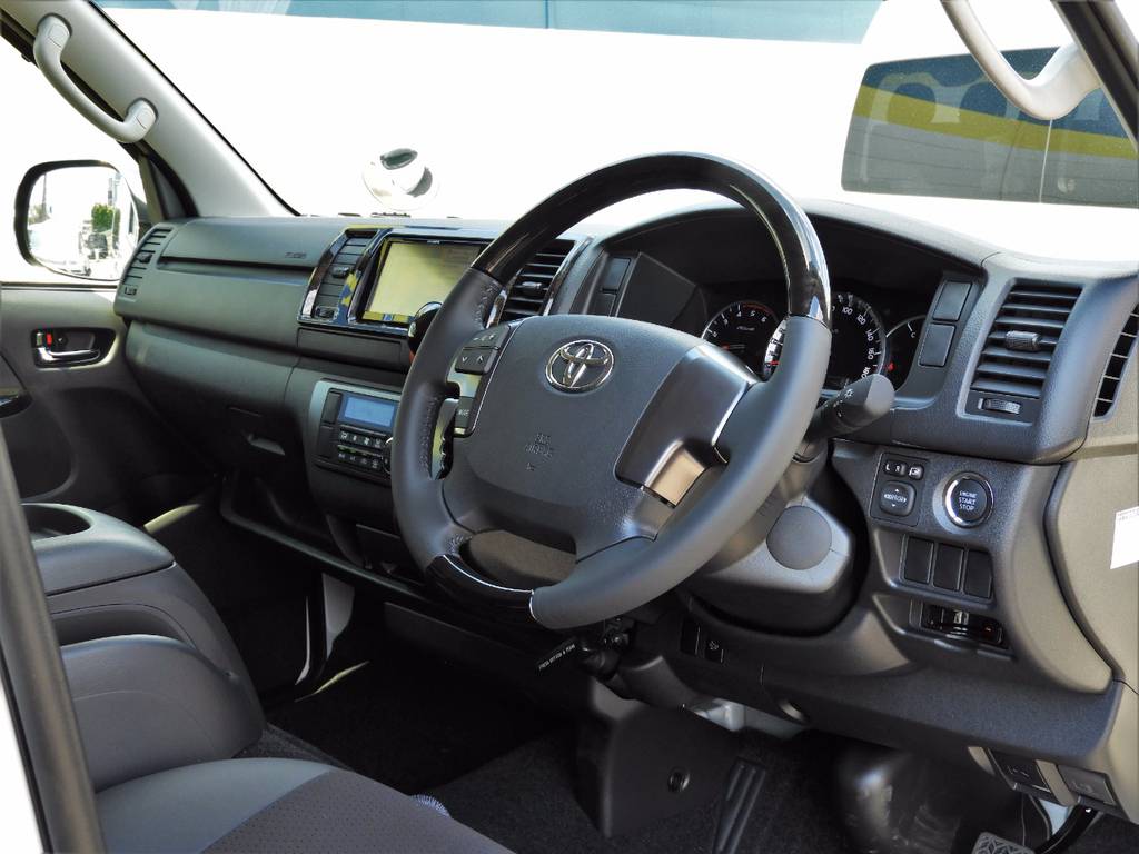 ステアリングホイルとシフトノブは、本革ウッドコンビです！！上級車の装備♪
