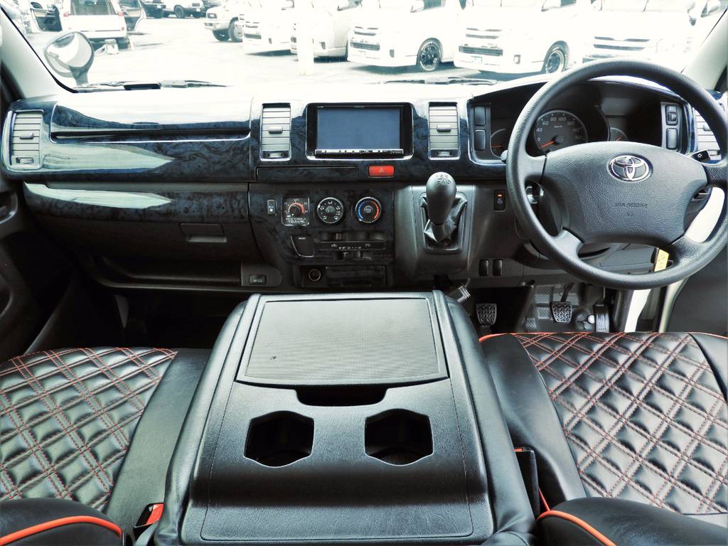 当社へ買取にお持ちいただけたお車だからこそ・・・ダイヤ柄のシートカバーや木目インテリアキットなどこだわりカスタムも施工済みです(^^♪