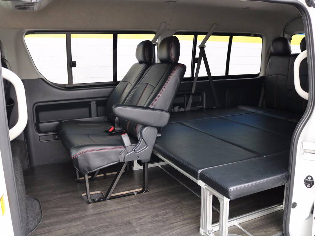 フローリングキット＆ベッドキットを施工した車中泊仕様の内装になります(^^♪　当社オリジナル内装アレンジシリーズの先駆けとなり、大人気を誇った内装車両。