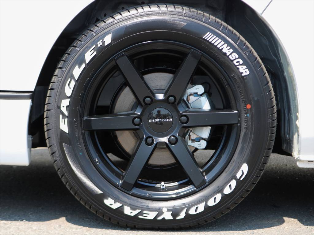 ４１５コブラ　バッドラッカーＳＤ６　１７インチ×ナスカ―ホワイトレタータイヤ♪