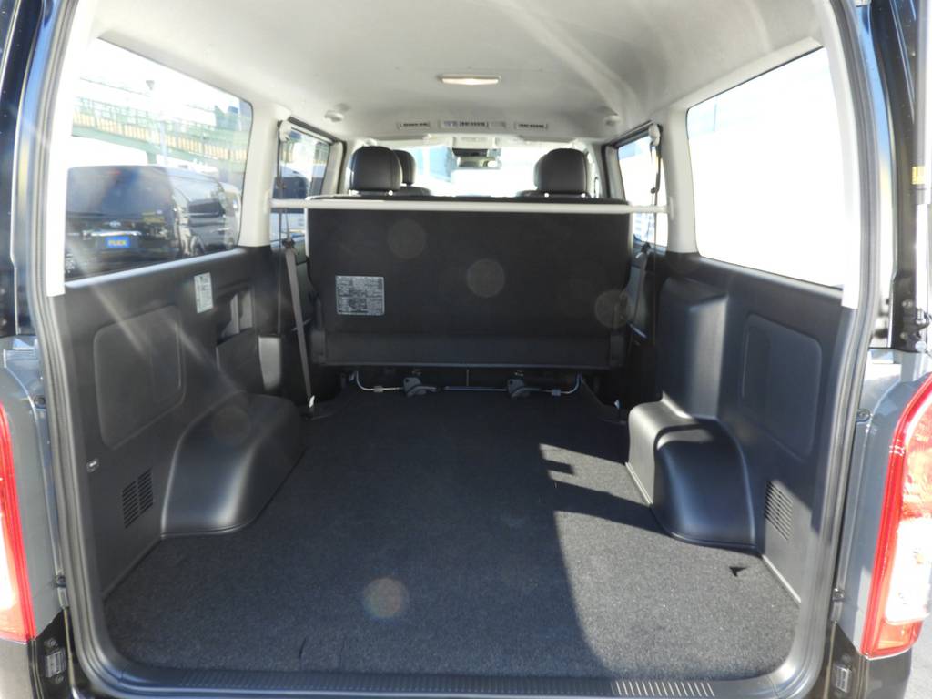 広い荷室部分はベットキットなど人気アイテムも追加カスタム可能です！
