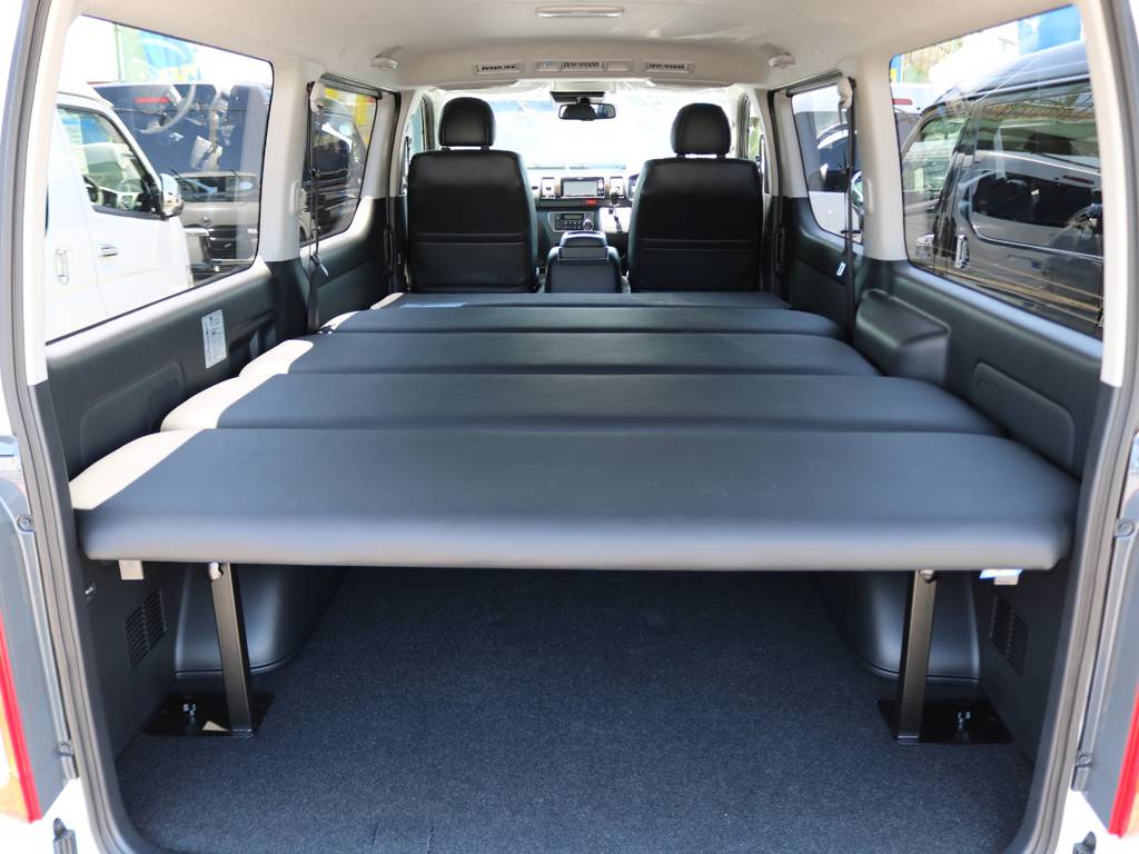 長距離運転の後や車中泊をするのに大変うれしいＦＬＥＸオリジナルベットキット！