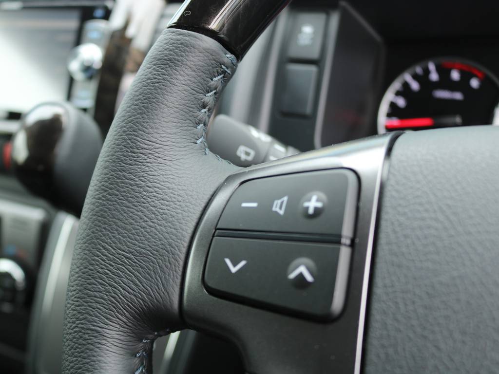 ダークプライム標準装備ステアリングスイッチ！運転中に音量の変更、チャンネルの変更が簡単にできますよ！