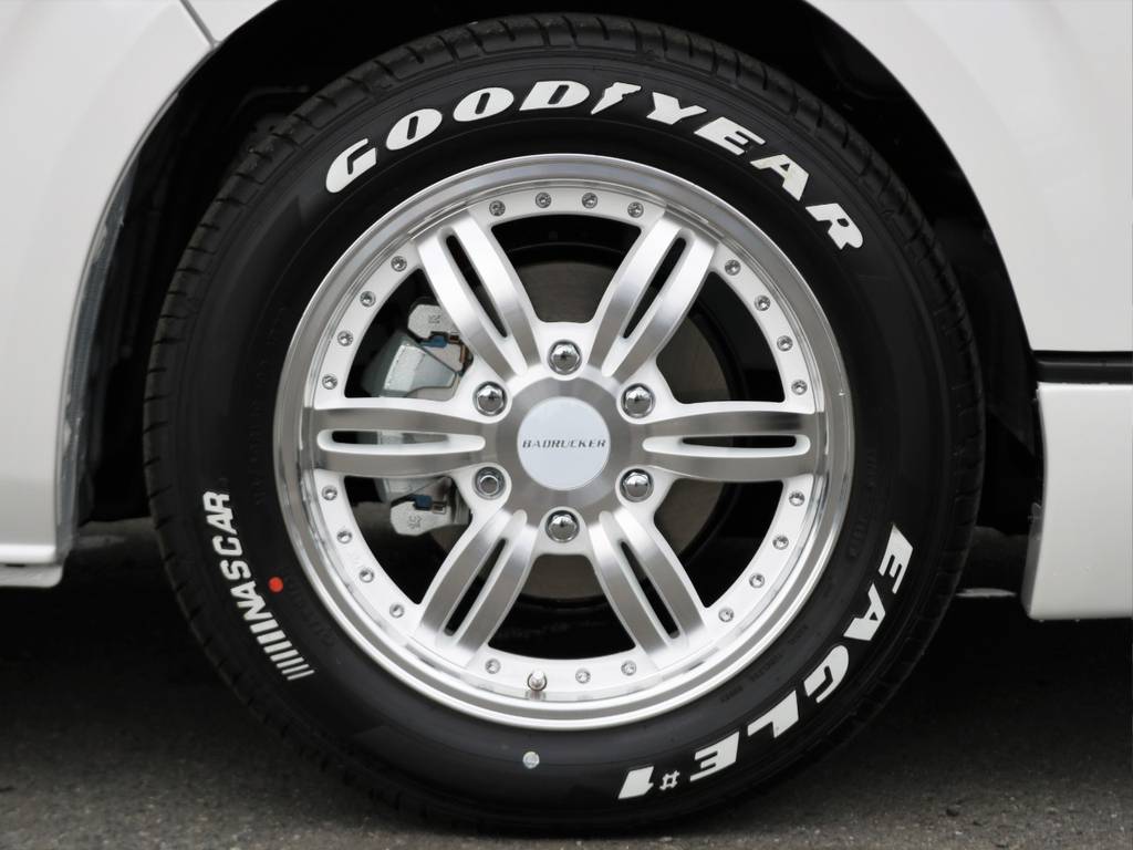 ４１５コブラ　バットラッカー　24ｐ　１７インチホイールにグッドイヤーナスカーホワイトレタータイヤ！