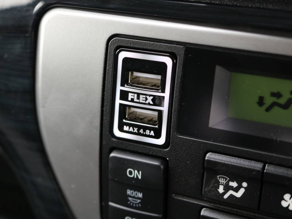 あると便利なUSBソケット！充電時はオレンジに光ります！