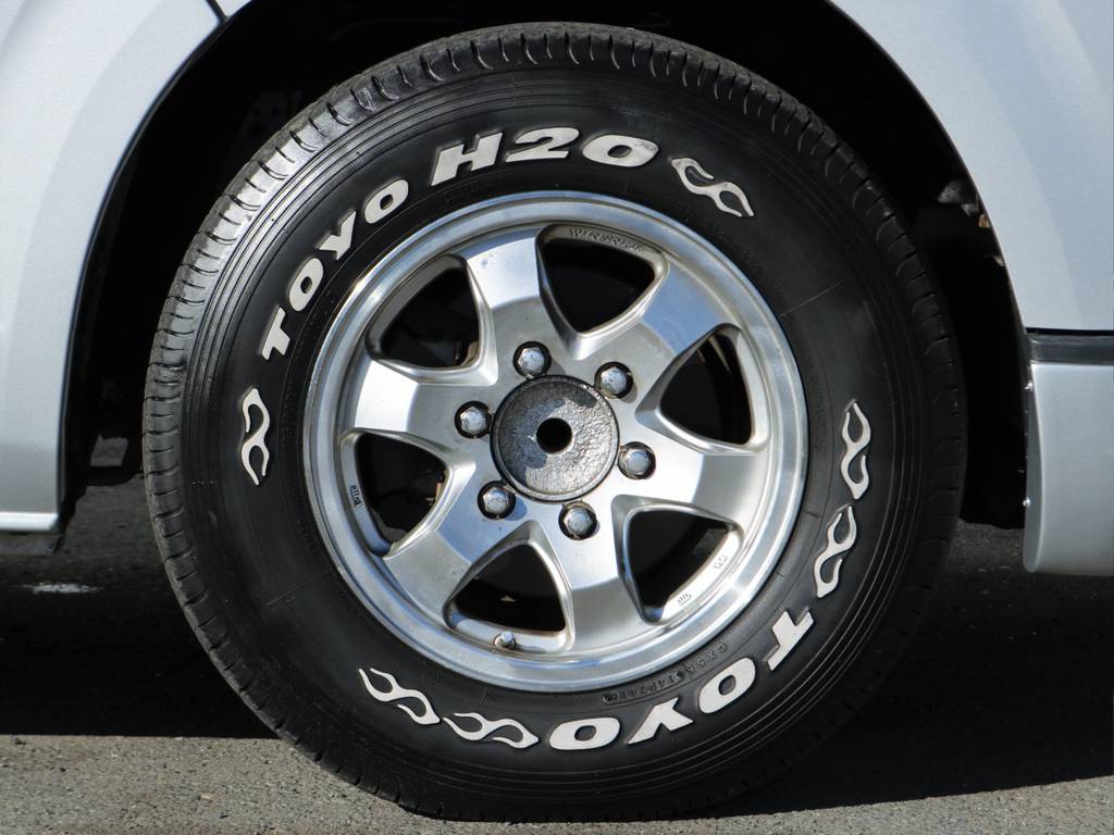 15インチアルミホイールにTOYOH20タイヤ！2年間有効のタイヤ保証もございます！