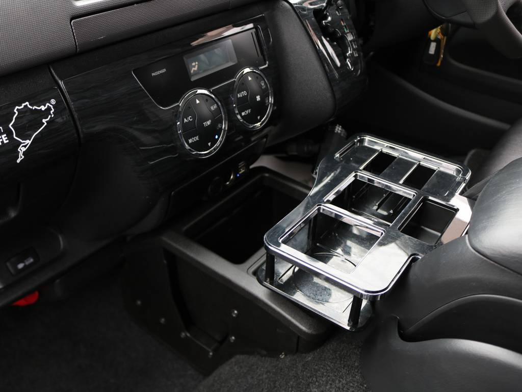 運転席隣のコンソールには後付けのドリンク＆スマートフォンホルダーも装備されている便利な一台♪